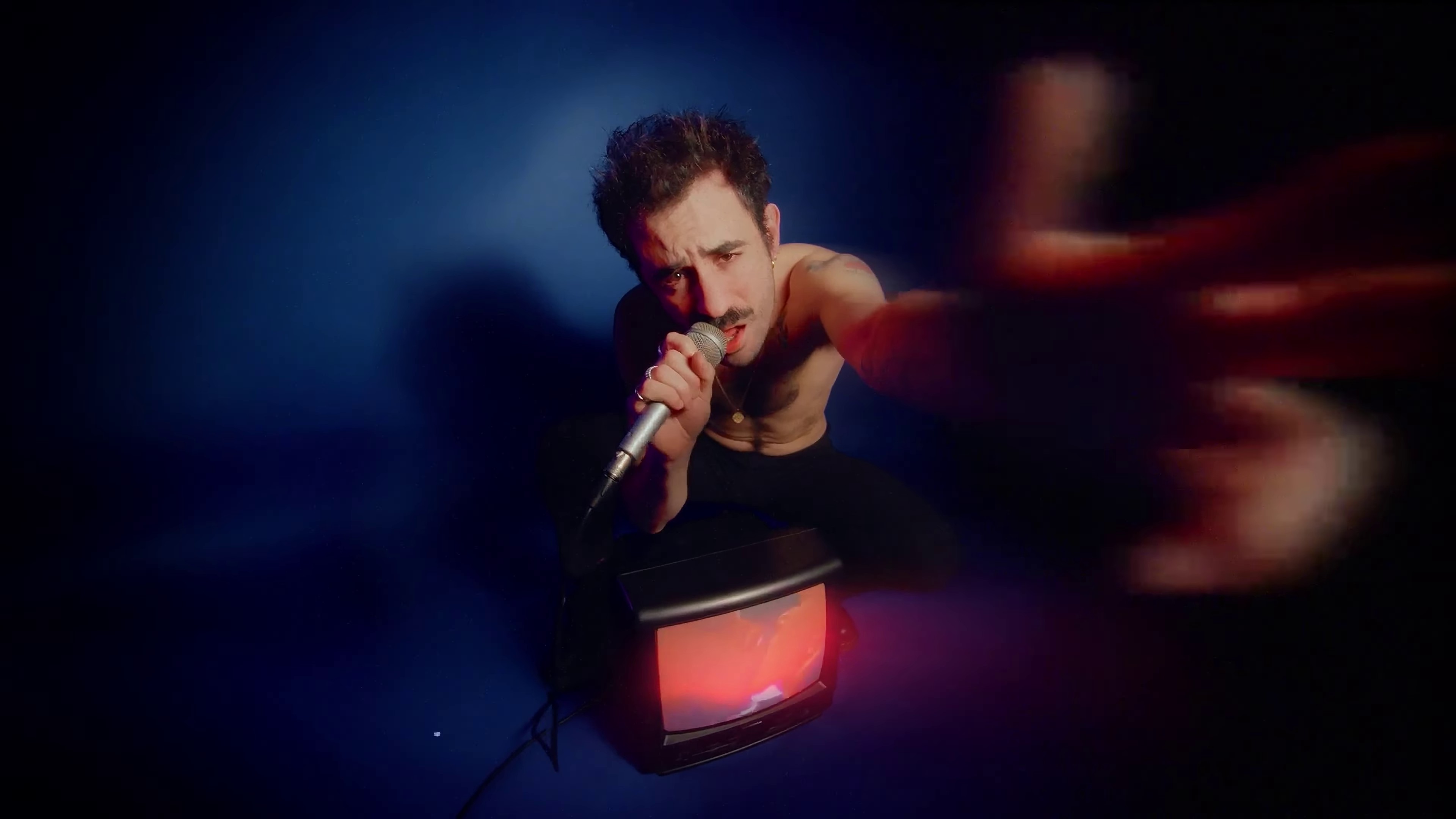 Aïe (2024) —  shot,  lighting