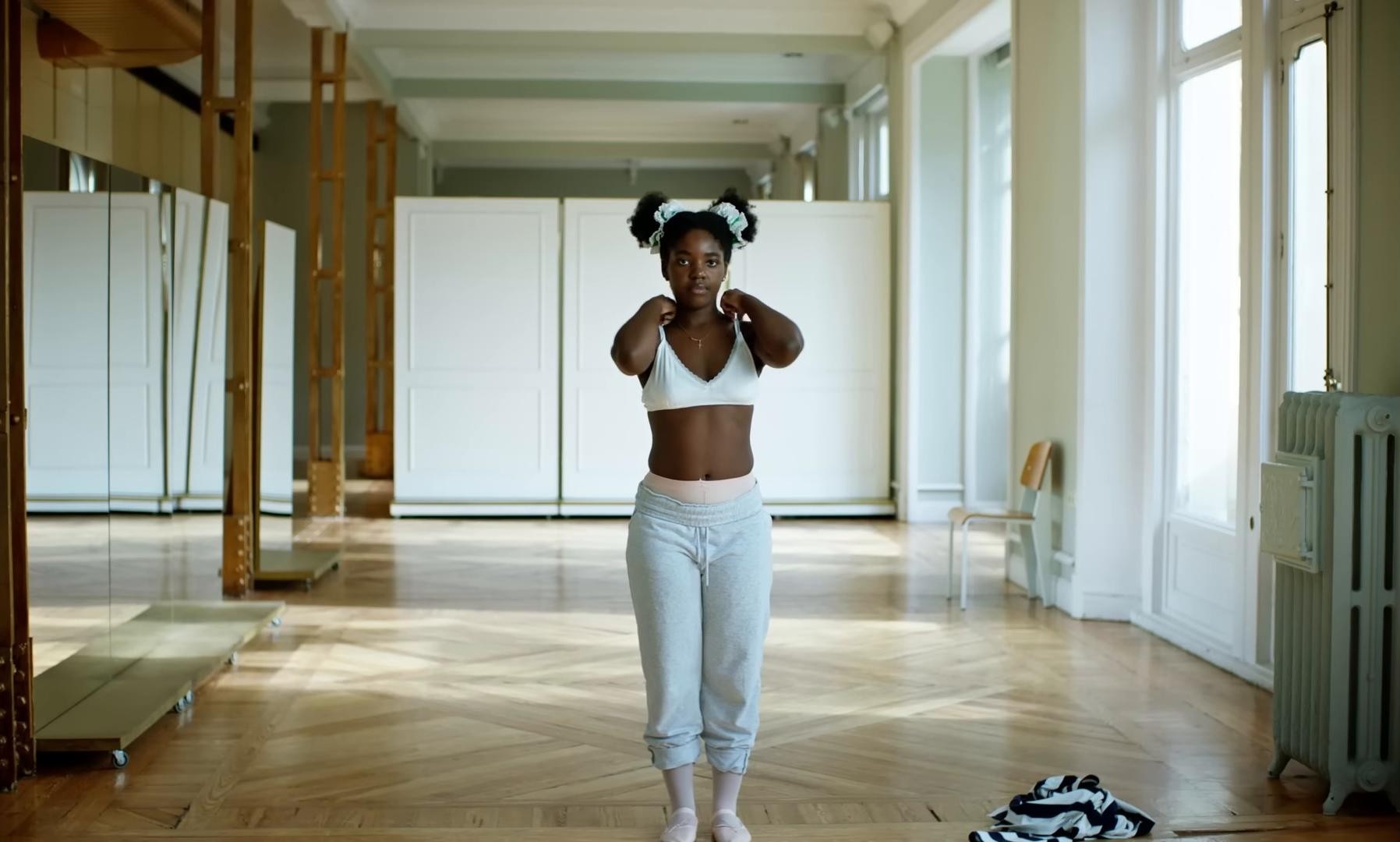 tiene que ser más fácil (2025) —  shot,  lighting