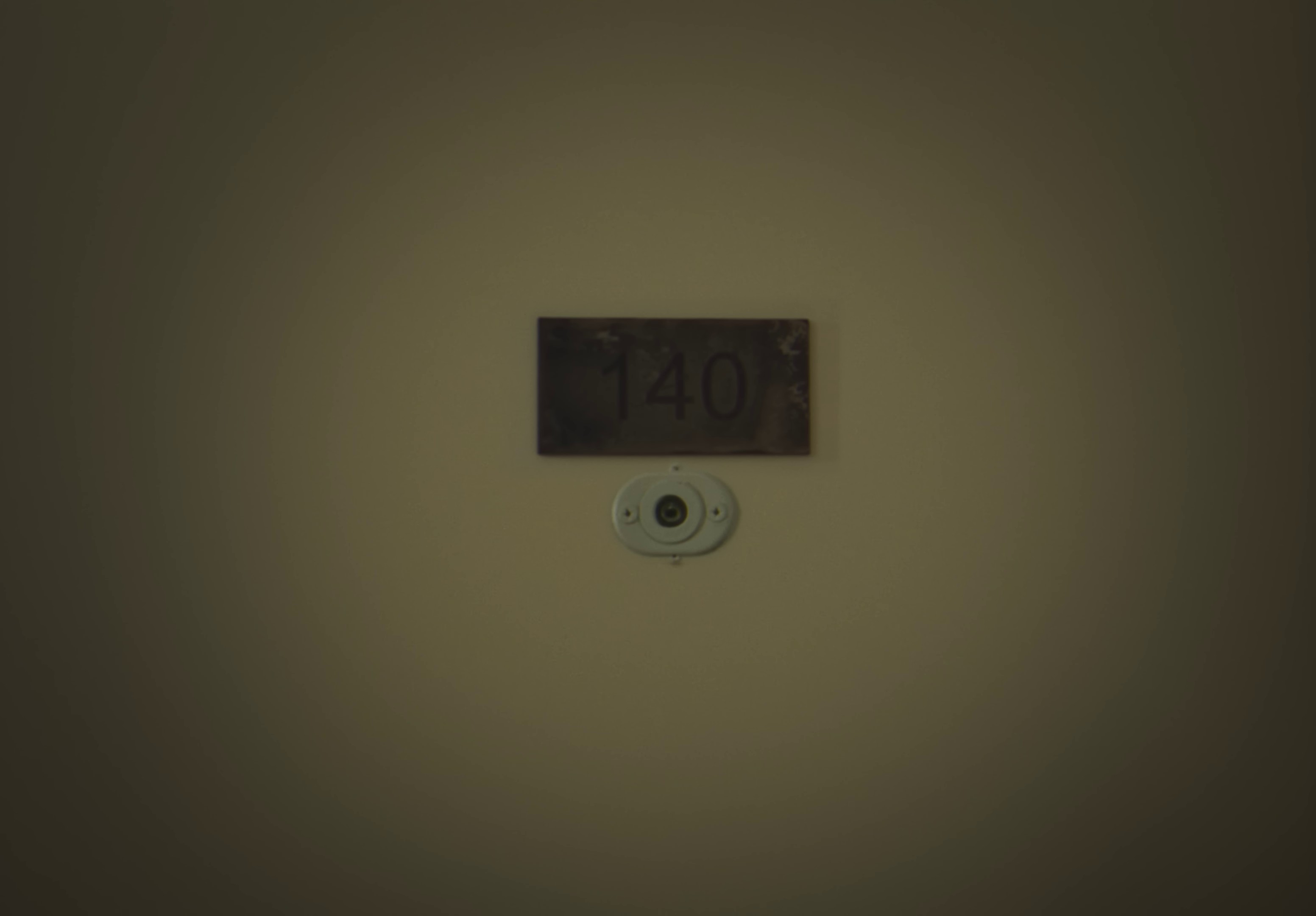 Chambre 140 (2024) —  shot,  lighting