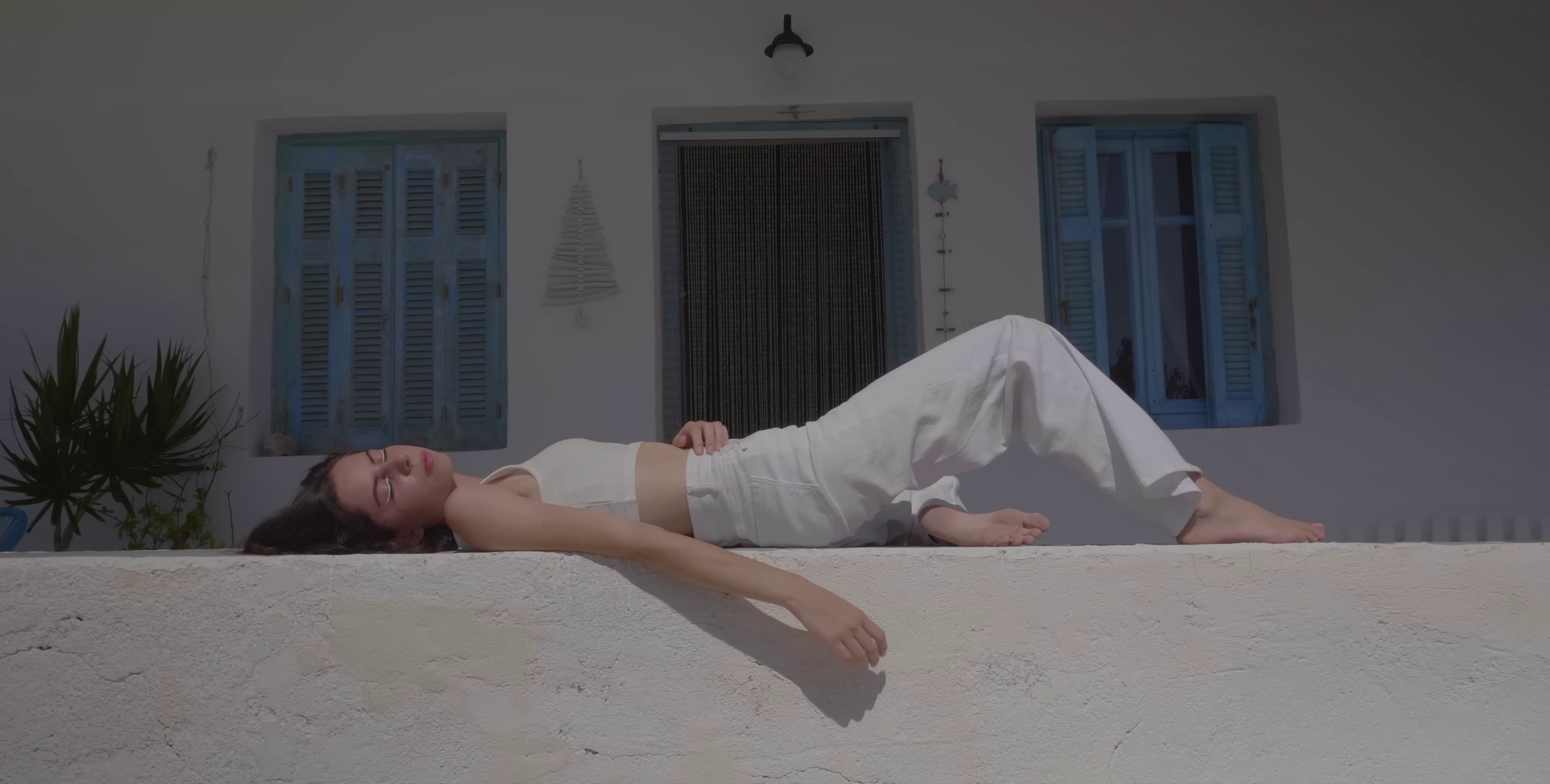 Je Te Vois Partout (2023) —  shot,  lighting