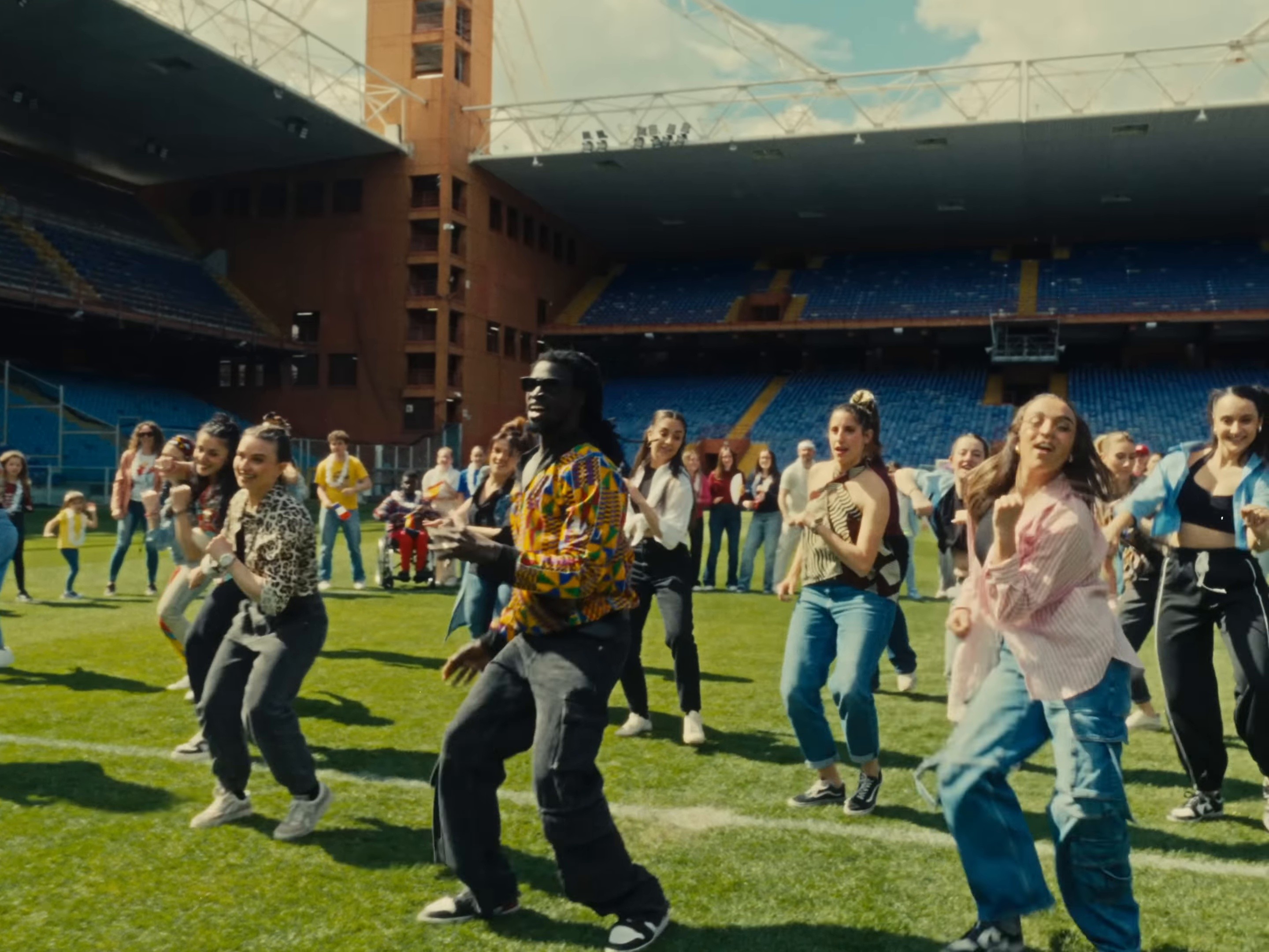 a me mi piace (2025) —  shot,  lighting