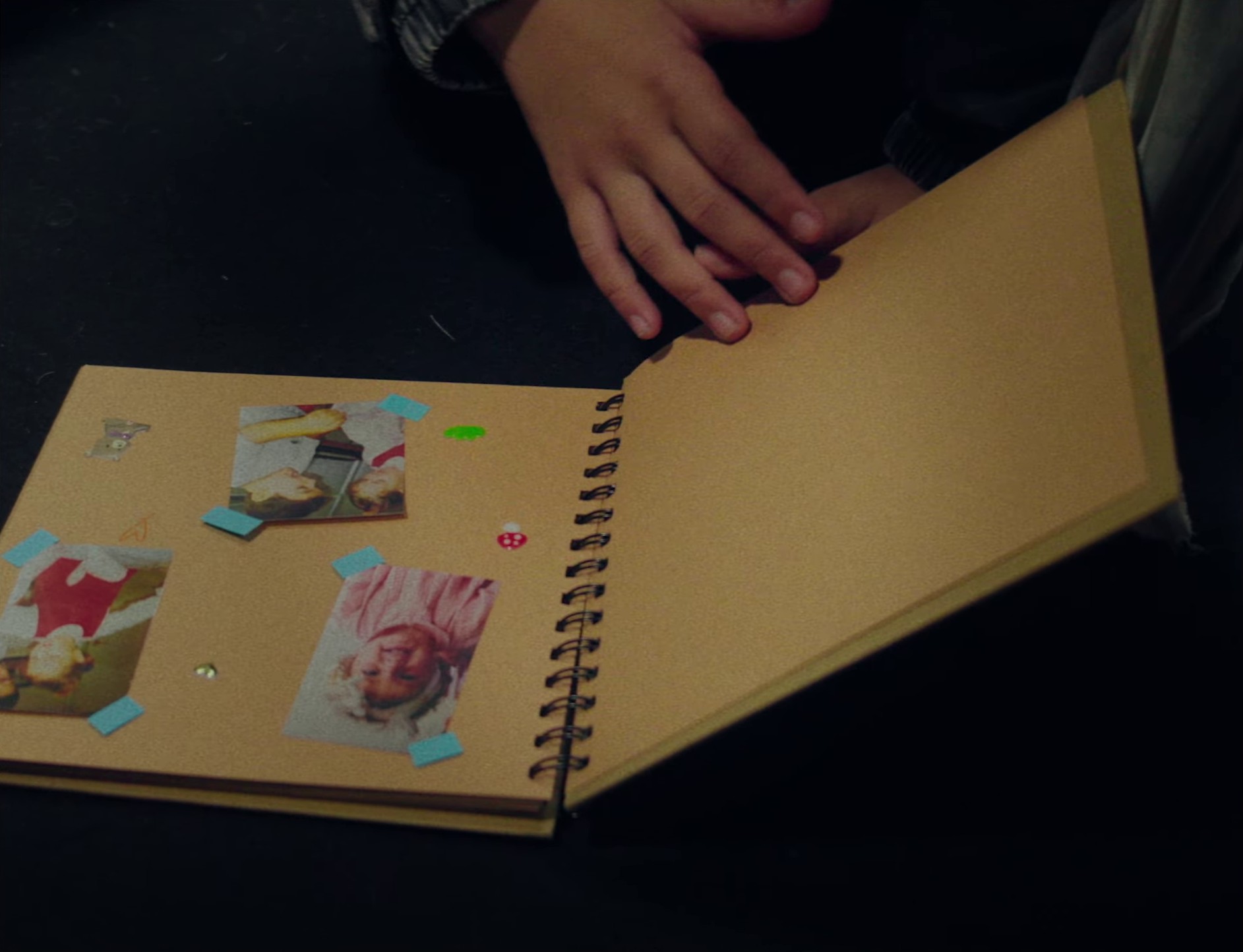 AMOR PURO (2023) —  shot,  lighting